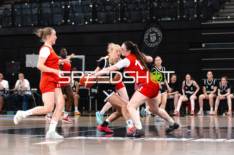 Zweikampf um den Ball zwischen Hamburg Towers und Junior Suns Rendsburg