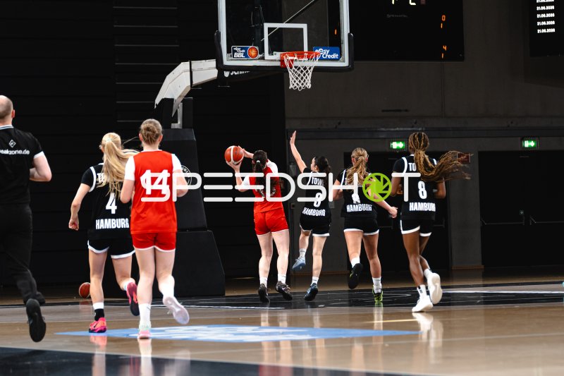 N. Behrens (#14; Junior Suns Rendsburg) beim Korbwurf gegen Hamburg Towers