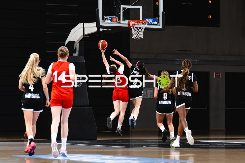 E. Kutschker (#13; Junior Suns Rendsburg) mit Korbleger gegen Hamburg Towers