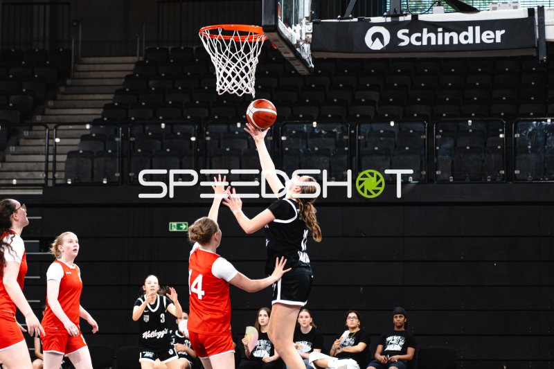 Hamburg Towers Spielerin beim Layup gegen Junior Suns Rendsburg