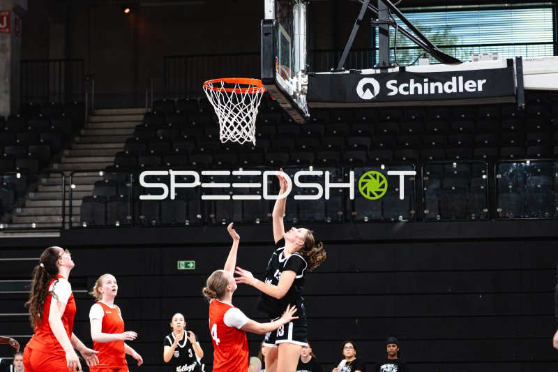 Hamburg Towers Spielerin (#13) mit Layup gegen Junior Suns Rendsburg