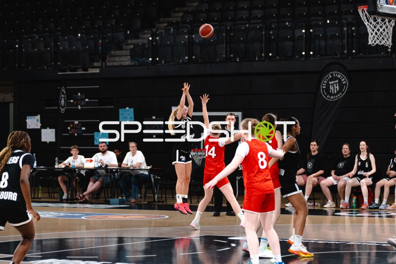 Hamburg Towers Spielerin beim Sprungwurf gegen Junior Suns Rendsburg