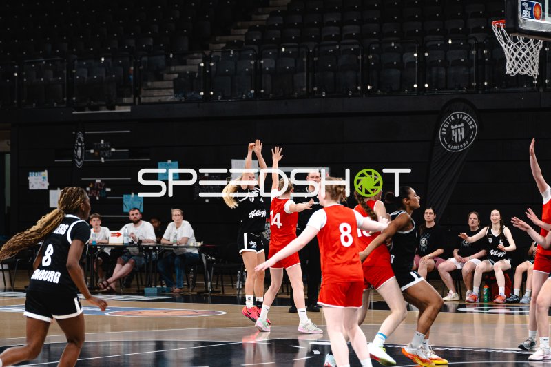 Hamburg Towers Spielerin beim Wurfversuch gegen Junior Suns Rendsburg