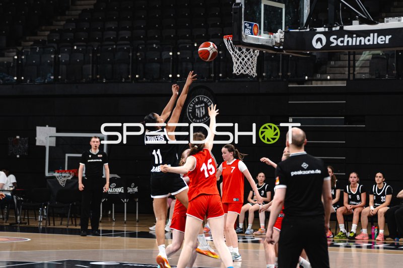Hamburg Towers (#11) mit Korbwurf gegen Junior Suns Rendsburg
