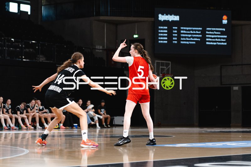 L Schröder (#5; Junior Suns Rendsburg) im Spielaufbau gegen Hamburg Towers