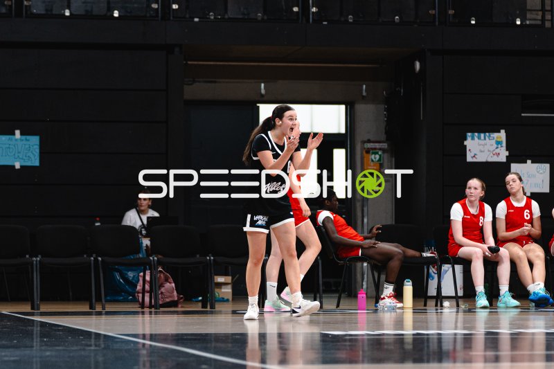 Hamburg Towers Spielerin feuert ihr Team lautstark an