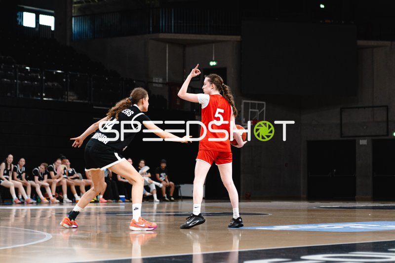 L Schröder (#5; Junior Suns Rendsburg) im Spielaufbau gegen Hamburg Towers