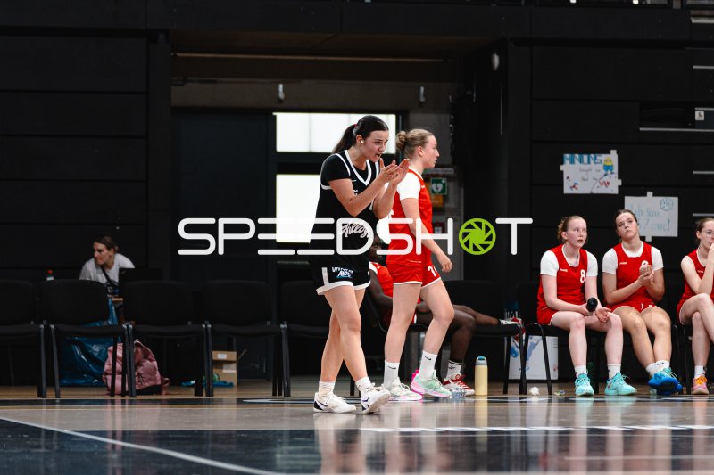 Hamburg Towers Spielerin im Zweikampf gegen Junior Suns Rendsburg
