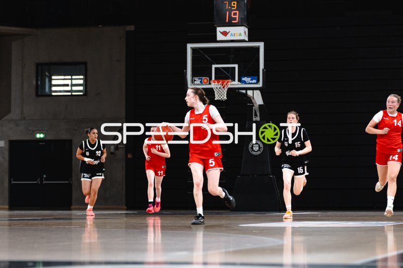 L Schröder (#5; Junior Suns Rendsburg) im Fastbreak in der Inselpark Arena