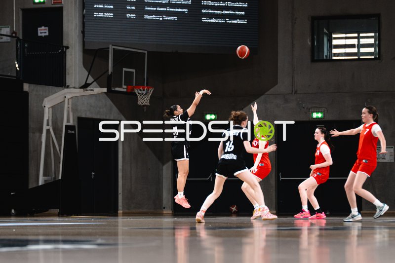 Hamburg Towers Spielerin beim Sprungwurf gegen Junior Suns Rendsburg