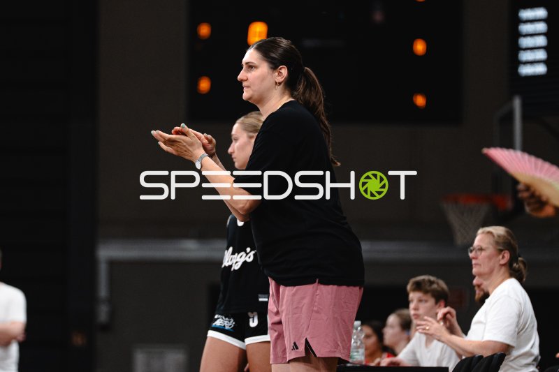 Trainerin an der Seitenlinie beim Spiel in der Inselpark Arena Hamburg