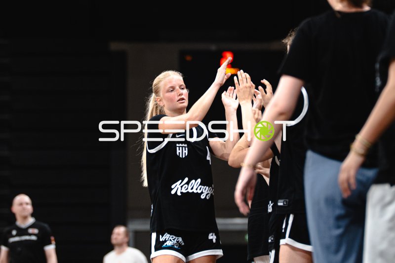 Hamburg Towers Spielerin (#4) beim Team-Highfive in der Inselpark Arena