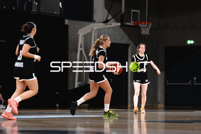Hamburg Towers Spielerin (#15) beim Ballvortrag in der Inselpark Arena