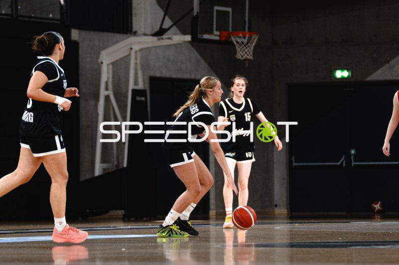 Hamburg Towers Spielerin (#15) beim Dribbling in der Inselpark Arena