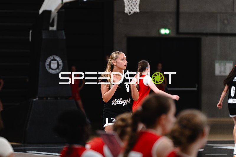 Spielerin (#9; Hamburg Towers) beobachtet das Spielgeschehen in der Inselpark Arena