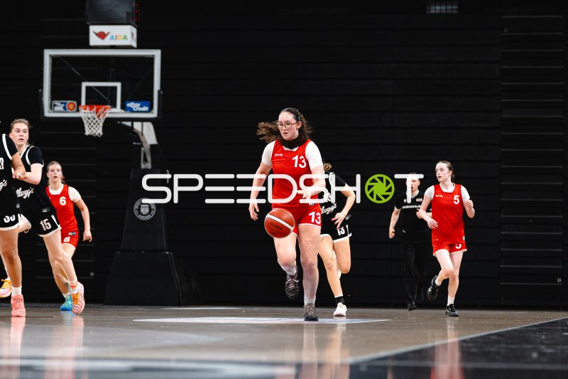 E. Kutschker (#13; Junior Suns Rendsburg) beim Dribbling in der Inselpark Arena
