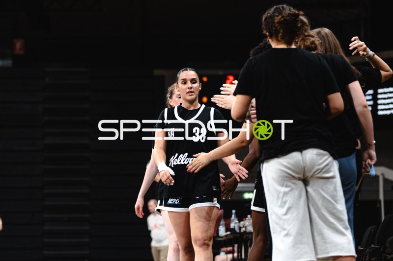 Spielerin #33 (Hamburg Towers) beim Einlaufen in der Inselpark Arena