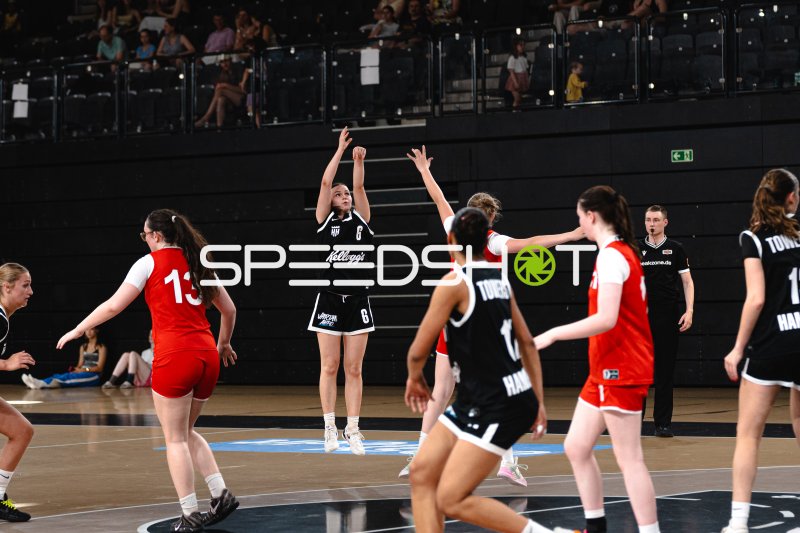 Hamburg Towers (#6) beim Wurfversuch gegen Junior Suns Rendsburg
