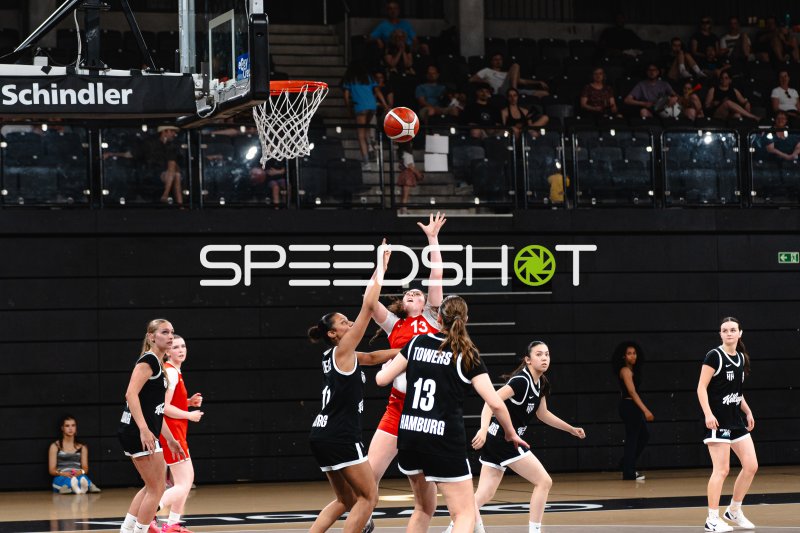 E. Kutschker (#13; Junior Suns Rendsburg) beim Korbwurf gegen Hamburg Towers