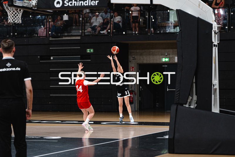Hamburg Towers (#3) beim Wurf gegen N. Behrens (#14; Junior Suns Rendsburg)