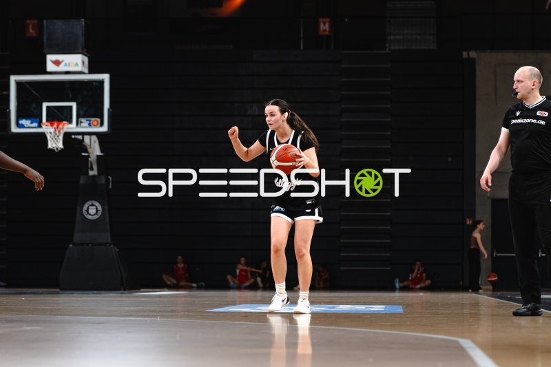 Hamburg Towers Spielerin mit Ball im Spielaufbau