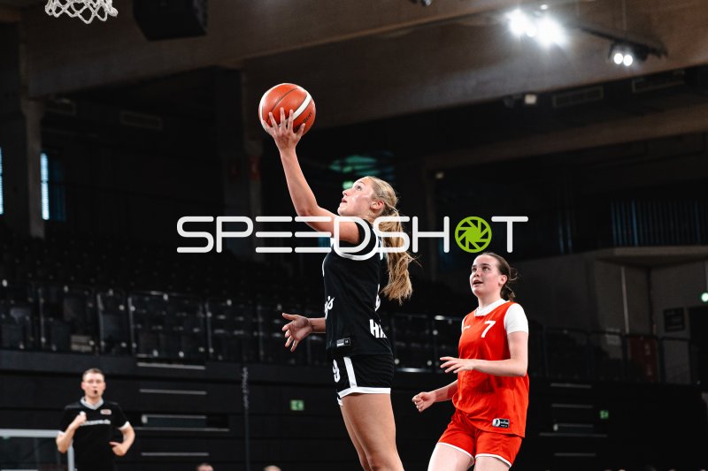 Hamburg Towers Spielerin beim Layup gegen F Roth (#7; Junior Suns Rendsburg)