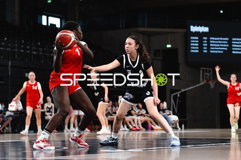 Spielerin (#17; Junior Suns Rendsburg) im Zweikampf gegen Hamburg Towers