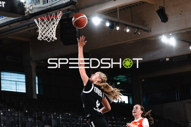 Hamburg Towers Spielerin beim Layup in der Inselpark Arena