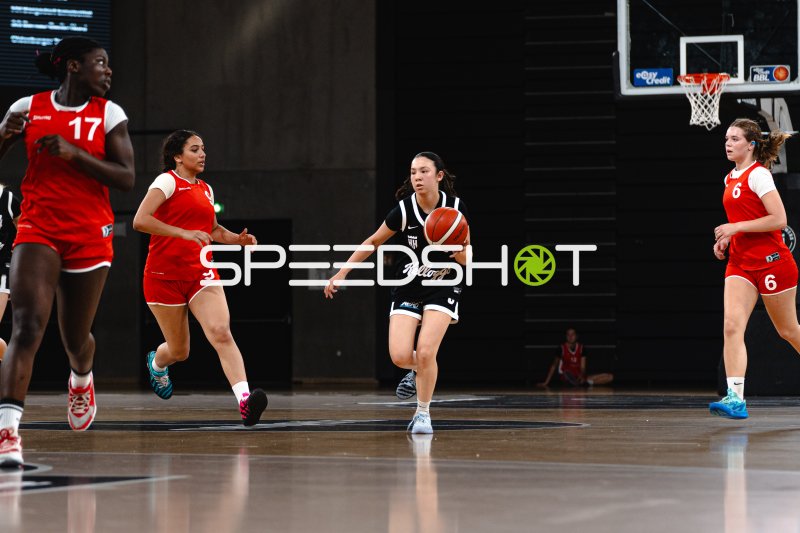 Hamburg Towers Spielerin dribbelt gegen Junior Suns Rendsburg