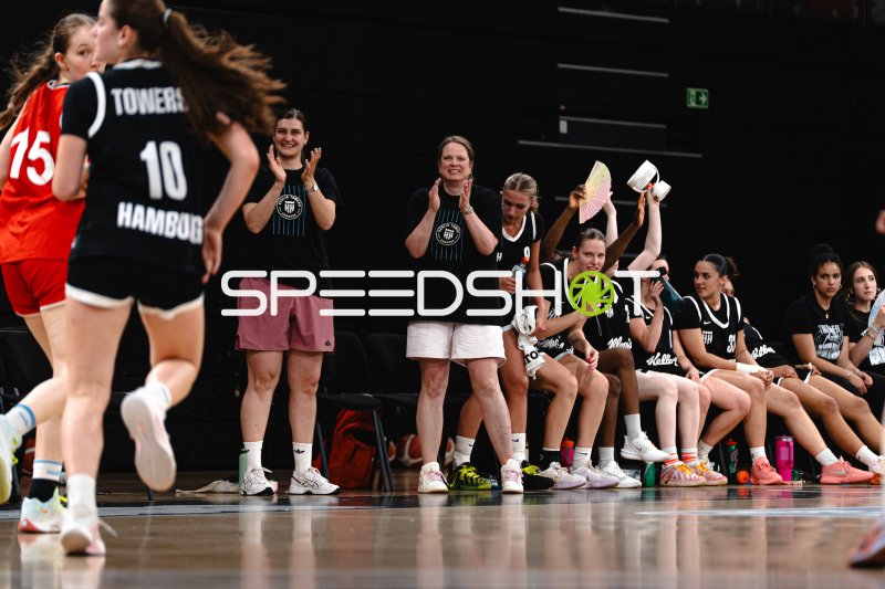 Hamburg Towers Bank feuert Team an – Junior Suns Rendsburg im Hintergrund