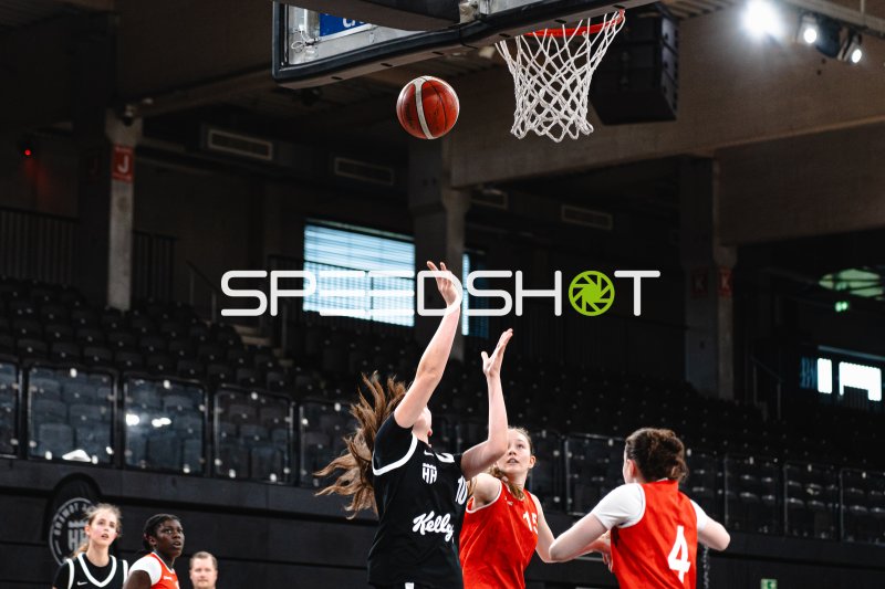 Hamburg Towers Spielerin beim Korbwurf gegen Junior Suns Rendsburg