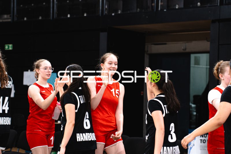 E Bartels (#15; Junior Suns Rendsburg) beim Abklatschen mit Hamburg Towers