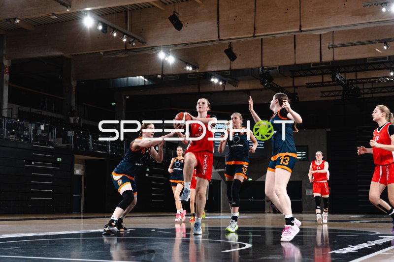Spielerin (#9; SG Bernau-Berlin-Nord) im Angriff gegen Oldenburger Turnerbund