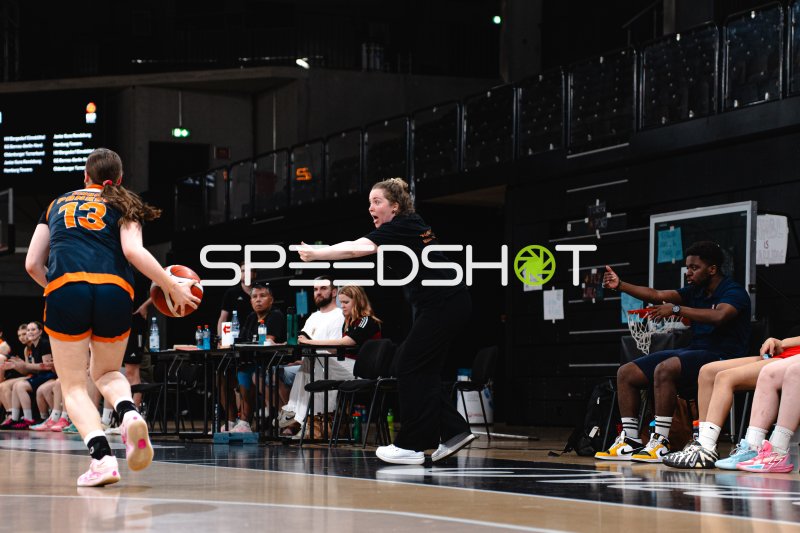 Spielerin (#13; Oldenburger Turnerbund) dribbelt unter Coaching-Anweisungen