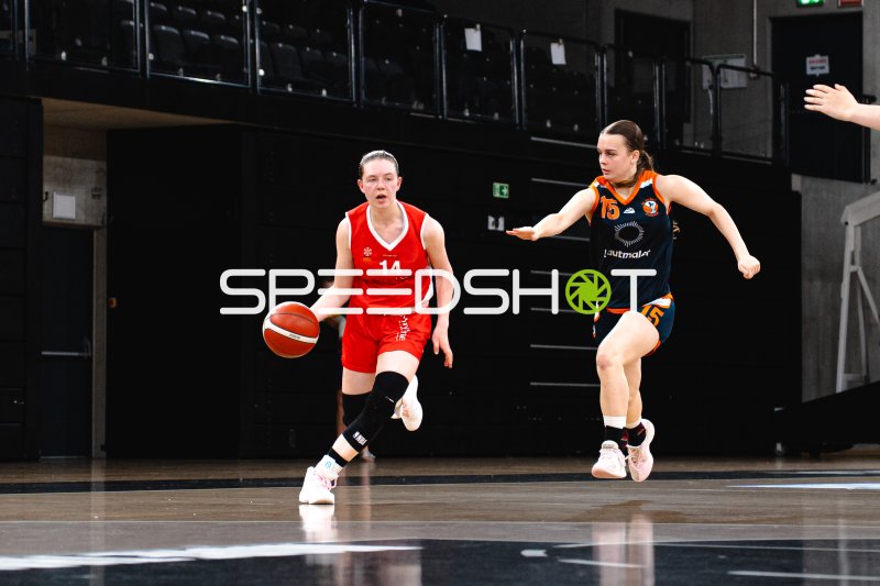 L. Dittmann (#14; SG Bernau-Berlin-Nord) im Dribbling gegen S. Angelis (#15; Oldenburger Turnerbund)