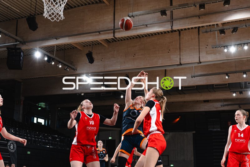 Zweikampf unter dem Korb beim Basketball-Spiel in der Inselpark Arena