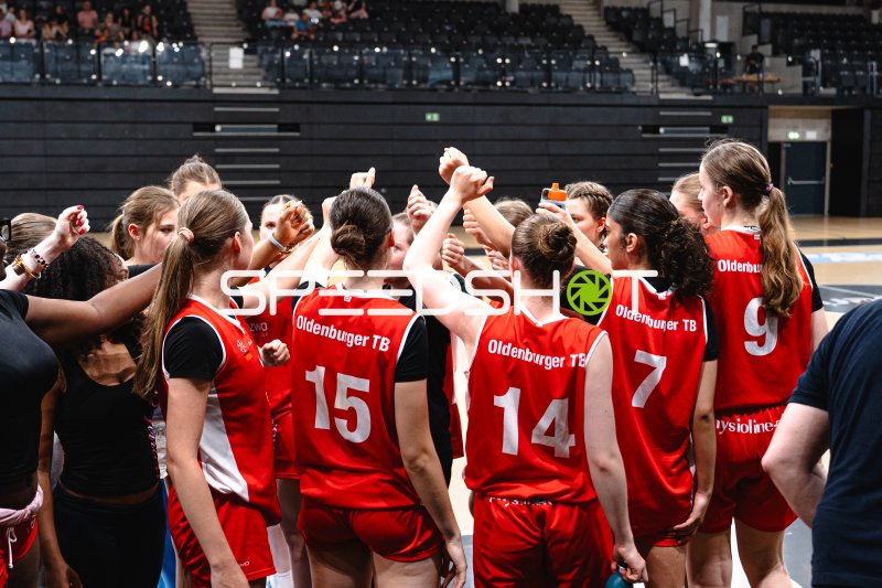 Oldenburger TB beim Mannschafts-Huddle in der Inselpark Arena Hamburg
