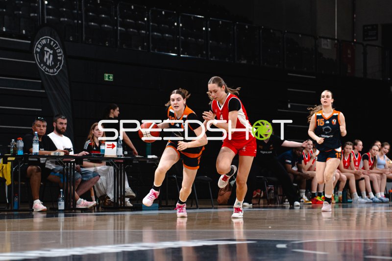 L. Dittmann (#14; SG Bernau-Berlin-Nord) im Zweikampf beim Dribbling