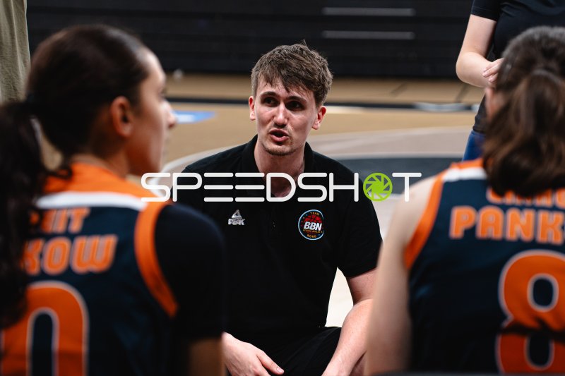 BBN-Trainer gibt Anweisungen beim Timeout in der Inselpark Arena
