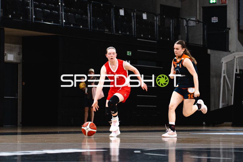 L. Dittmann (#14; SG Bernau-Berlin-Nord) im Dribbling gegen S. Angelis (#15; Oldenburger Turnerbund)