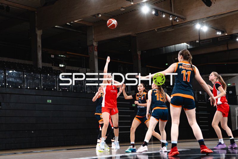 Spielerin (#5; SG Bernau-Berlin-Nord) beim Wurfversuch in der Inselpark Arena