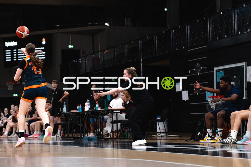 Spielerin (#13; Oldenburger Turnerbund) beim Wurf in der Inselpark Arena