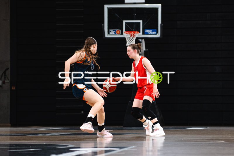 L. Dittmann (#14; SG Bernau-Berlin-Nord) im Dribbling gegen Oldenburger Turnerbund