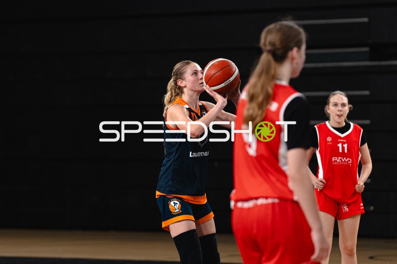 Spielerin (SC Einheit Pankow) beim Freiwurf gegen SG Bernau-Berlin-Nord