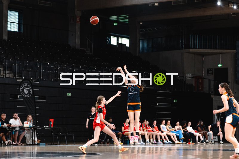 Spielerin (#13; Oldenburger Turnerbund) beim Wurf gegen SG Bernau-Berlin-Nord