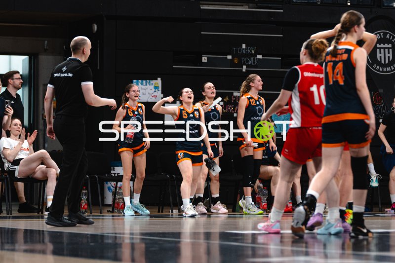 Jubel an der Seitenlinie beim Basketballspiel in der Inselpark Arena Hamburg