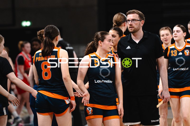 Basketball-Auszeit: Trainer und Spielerinnen von SC Eintracht Pankow in der Inselpark Arena