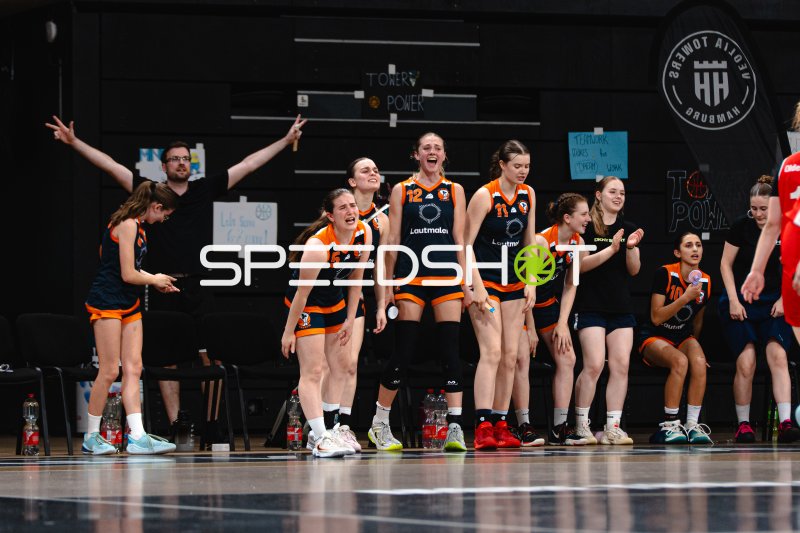 Oldenburger Turnerbund Spielerinnen feiern emotional an der Seitenlinie