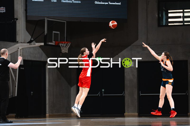 L. Schlizio (#9; SG Bernau-Berlin-Nord) beim Sprungwurf in der Inselpark Arena