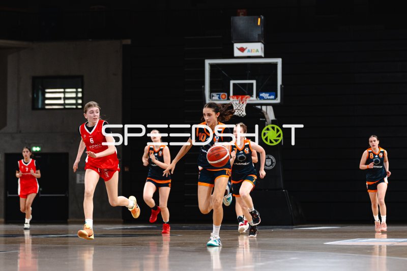 D. Hesse (#10; Oldenburger Turnerbund) beim Fastbreak in der Inselpark Arena